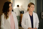Dr. Carina DeLuca (Stefania Spampinato, l.); Dr. Meredith Grey (Ellen Pompeo, r.)