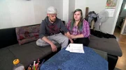 Für Jenny und Nico beginnt der Monat mit einem Großeinkauf. Doch kurz darauf folgt ein Streit. Auch mit Jennys Ausbildung läuft es nicht gut. Sie ist krankgeschrieben und geht daher momentan nicht zur Berufsschule.