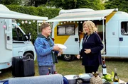 Bettina Tietjen zeigt Leo Reisinger praktische Tricks beim Camping.