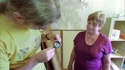 Matthias und Mutter Isolde haben nun Gewissheit. Die Wände im Wohnzimmer sind aus Asbest!