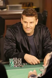 Um an entscheidende Informationen über den Mörder zu kommen, nimmt Booth (David Boreanaz) an einer illegalen Pokerrunde teil. Da er jedoch jahrelang unter Spielsucht litt, gestaltet sich dieser Einsatz als äußerst gefährlich...  +++