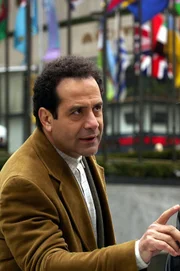 Mr. Monk (Tony Shalhoub) ist in New York, um einer Spur im Mord an seiner Frau Trudy nachzugehen ...