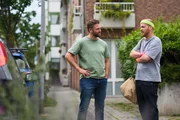 Tobias (Patrick Müller, r.) redet sich ein, dass es ihn nur stört, dass Esma ihn nicht eingeladen hat, weil sie undankbar ist. Links Bambi (Ben Heinrich)