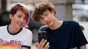 Carli (Elli Köhler) und Edvard (Levi Kazmaier) suchen auf der Straße nach einem Jason-Darsteller.