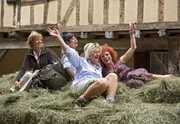 Päuschen auf dem Heuwagen: Noch sind die pilgernden Freundinnen Caroline (Ulrike Kriener, li.), Estelle (Nina Hoger, re.), Eva (Saskia Vester, vorne) und Judith (Inka Friedrich) bester Laune.