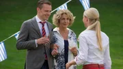 Frank, Abbeys Wahlkampfmanager, ist von Isabel sehr angetan. (v. li. n. re. Sven Waasner, Michaela May, Sarah-Kim Brandts)