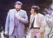 Lt. Columbo (Peter Falk, re.) trifft Oliver Brandt (Theodore Bikel) bei einem Spaziergang im Park. Sie sprechen über den Mord an Bertie Hastings.