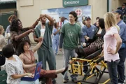 Das Sacred Heart hat eine besondere Patientin (Stephanie D'Abruzzo, liegend), die sich vorkommt, als wäre sie in einem Musical, denn alle Menschen um sie herum singen und tanzen ...