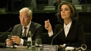 Christelle Leblanc (Désirée Nosbusch) will endlich an die Macht. Und Ties Jacoby (Germain Wagner) soll ihr dabei helfen.
