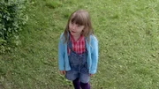 Elsa (Maya Anna Hansen Frølich) kommt nicht von alleine hoch.