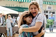 "Soko Donau", "Gegen den Strom." In der Wache taucht ein 12-jähriges Mädchen, Anisa Kostres, auf und will ihre ältere Schwester Samira als vermisst melden. Alles deutet auf ein Gewaltverbrechen hin, bei dem das Opfer in die Donau geworfen wurde. Im Bild (v.li.): Fiona Hauser (Anisa Kostres), Anita Vulesica (Nurija Kostres).