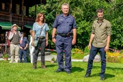 Hannes Kofler (Heinz Marecek, l.), Gräfin Schönberg (Andrea L'Arronge, 3.v.l.), Nina Pokorny (Julia Cencig, 3.v.r.), Kroisleitner (Ferry Öllinger, 2.v.r.), Lukas Roither (Jakob Seeböck, r.).