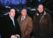 Die Kommissare Bongartz (Max Gertsch, l.) und Kehler (Wolfgang Bathke, M.) überlegen mit Prof. Fink (Michael Schönborn), ob die Patientin aus dem Fenster der Klinik gestoßen wurde - und wenn, von wem...