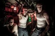 Kapitän 2. Klasse Arkhipov, Politoffizier Maslennikov und Besatzung warten ängstlich.