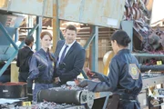 Jessica Warren (Laura Spencer, l.), Booth (David Boreanaz) und Cam (Tamara Taylor) werden zu einer Recyclinganlage gerufen, in der menschliche Überreste gefunden wurden.  +++