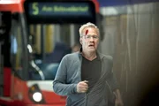 Die Täter flüchten: Gerade selbst fast von der U-Bahn überrollt, schafft es Kommissar Max Ballauf (Klaus J. Behrendt) nicht, diejenigen aufzuhalten, die ihn aufs Gleisbett gestoßen haben.