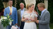 Betty (Caroline Maria Frier) gibt sich größte Mühe, Johnny (Christoph von Friedl, r.) zu beeindrucken. Richard (Heinrich Schafmeister, l.) und William (Robert Giggenbach, 2.v.l.) beobachten die beiden mit gemischten Gefühlen.