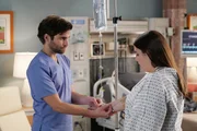 Dr. Levi Schmitt (Jake Borelli, l.); Tess Anderson (Beanie Feldstein, r.)
