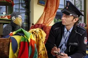 Rabe Rudi erzählt dem Polizisten (Jean Marc Birkholz) von seinem großen Kummer: Teddy ist weg!