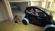 Shania crashed beim Anfahren an die Ladestation den Twizzy..; Shania crashed beim Anfahren an die Ladestation den Twizzy..