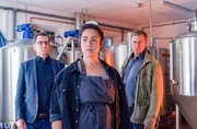In der Brauerei „Craft of Lübeck“ befragen Lars (Ingo Naujoks, l.) und Finn (Sven Martinek, r.) Kyras Halbschwester, Zarah (Judith Goldberg). Diese führte mit der Toten einen erbitterten Streit um das elterliche Erbe.