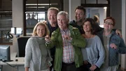 Es wird nun aber auch mal Zeit für ein Selfie des SOKO-Teams: Gräfin Schönberg (Andrea L'Arronge, l.), Kroisleitner (Ferry Öllinger, 2.v.l.), Hannes Kofler (Heinz Marecek, 3.v.l.), Lukas Roither (Jakob Seeböck, 3.v.r.), Nina Pokorny (Julia Cencig, 2.v.r.) und Dr. Stefanie Löcker (Veronika Polly, r.).