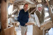 Erstes Ziel von Frank Buchholz (li.) ist die älteste aktive Getreidemühle Frieslands. In dem kleinen Ort Woudsend bearbeitet Müllermeister Cees Notenboom (re.) schon seit 40 Jahren vielfältigstes Bio-Getreide nach handwerklicher Tradition. Zudem gibt es erstmals auch wieder Senf vom Mühlstein nach alter Rezeptur.