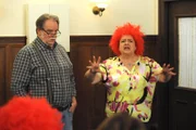 Monika (Christine Reimer) und Stadlbauer (Andreas Geiss) führen ihren Pumuckl und Meister Eder Sketch auf.