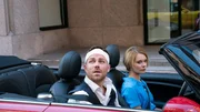 Zu zweit ratlos in Cabriolet: Nadja Bobyleva als Maggie Bradford, Bernhard Piesk als Chris Lennon
