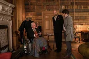 Melrose Plant (Götz Schubert, M.) und Inspektor Jury (Fritz Karl, r.) suchen Lord Lister (Des Nealon, l.) in einem elitären Londoner Club auf, um Licht in die Vergangenheit des Mädchens Carrie zu bringen.