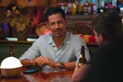 Thomas Magnum (Jay Hernandez, l.) und Orville "Rick" Wright (Zachary Knighton)    +++