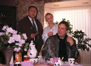 Kommissar Stefan Kehler (Wolfgang Bathke, l.) hat eine tragische Nachricht für Elfi (Cornilia Lippert) und Karl Spartmann (Hubert Mulzer): Ihre Tochter wurde tot aufgefunden...