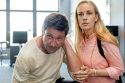 Gruppeninspektorin Penny Lanz (Lilian Klebow) hilft dem niedergeschlagenen Bezirksinspektor Klaus Lechner (Andreas Kiendl) nach dem Angriff von Pichler auf die Beine.