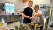 Annette Krause mit Hannes Schmidt – Macher des vielfach preisgekrönten BOARGin.