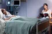 Während Karl und Bree ein Schäferstündchen halten, macht sich Susan (Teri Hatcher, r.) große Sorgen um ihre Tochter Julie (Andrea Bowen, l.), die ins Krankenhaus eingeliefert wurde, nachdem sie bewusstlos und stranguliert vor dem Haus gefunden wurde ...