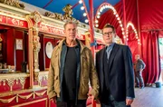 Finn (Sven Martinek, l.) und Lars (Ingo Naujoks, r.) stehen im Foyer des Zirkus und sehen sich um. Wer im Zirkus könnte noch ein Motiv für den Mord an Zirkusmitarbeiterin Mascha gehabt haben?