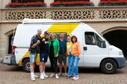 Vor dem Aufbruch ins Abenteuer am Startpunkt in Duderstadt, am Harz. Pascal Hens, Axel Schulz, Bettina Tietjen, Leo Reisinger, Ariana Baborie und Isabel Varell (v. l. n. r.).