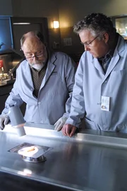 Dr. Robbins (Robert David Hall, li.) und Grissom (William Petersen) untersuchen den abgetrennten Finger, der anscheinend von der Entführten stammt und ihnen von Catherine zugespielt werden konnte. Dr. Robbins (Robert David Hall, li.) und Grissom (William Petersen) untersuchen den abgetrennten Finger, der anscheinend von der Entführten stammt und ihnen von Catherine zugespielt werden konnte.