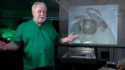 Rechtsmediziner Dr. Harald Voss bei den Dreharbeiten.
