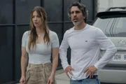 Ava Bartlett (Kaley Cuoco, l.); Nathan Bartlett (Chris Messina, r.)