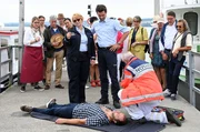Armin Geiger (Daniel Stockhorst, im VG) hat den Sturz vom Ausflugsschiff in den Bodensee nicht überlebt. Nele Fehrenbach (Floriane Daniel, im VG l.) und Jakob Frings (Max König, im VG M.) bezweifeln, dass eine natürliche Todesursache vorliegt