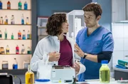 Rebecca (Milena Straube) übernimmt für Florian (Lion Wasczyk) im Labor als er in Zeitstress kommt.