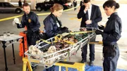 Hodgins (TJ Thyne, l.), Brennan (Emily Deschanel, 2.v.l.), Booth (David Boreanaz) und Cam (Tamara Taylor) versuchen eine stark verweste Leiche zu identifizieren und werden durch typische Verletzungen zunächst in die Irre geführt.