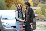 Benita Schickler (Hannah Gharib) versucht, Muck Stadler (Musa Gülhan) davon zu überzeugen, die gestohlene Uhr zu verkaufen und im Ausland ein neues Leben zu beginnen.