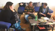 Jasmine bespricht mit Stefan (Mitte) und Heiko (re.) die Hochzeitsvorbereitungen
