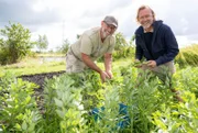 Frank Buchholz (re.) mit Michel Pauluis (li.) im Permakulturgarten 'Ús Hôf'.