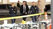 Eine stark verweste Leiche ruft (v.l.) Brennan (Emily Deschanel), Booth (David Boreanaz) und Hodgins (TJ Thyne) auf den Plan.