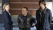 Schrankmann (Kerstin Thielemann, li.) hat herausgefunden, dass der Schuss aus Bens Waffe kam und stellt Semir (Erdogan Atalay, Mi.) und Ben (Tom Beck) zur Rede.