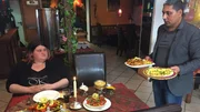 Jasmine testet Essen beim Inder für die Hochzeit