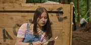 Meg (Katy Byrne) hat es bis in die Nähe des Steins geschafft. Auf dem wichtigen Zettel steht eine Nachricht von Bea aus der Vergangenheit. Das Ankunftsdatum und die exakte Uhrzeit, bei der Bea den Stein berühren und ihr Symbol zeichnen muss.